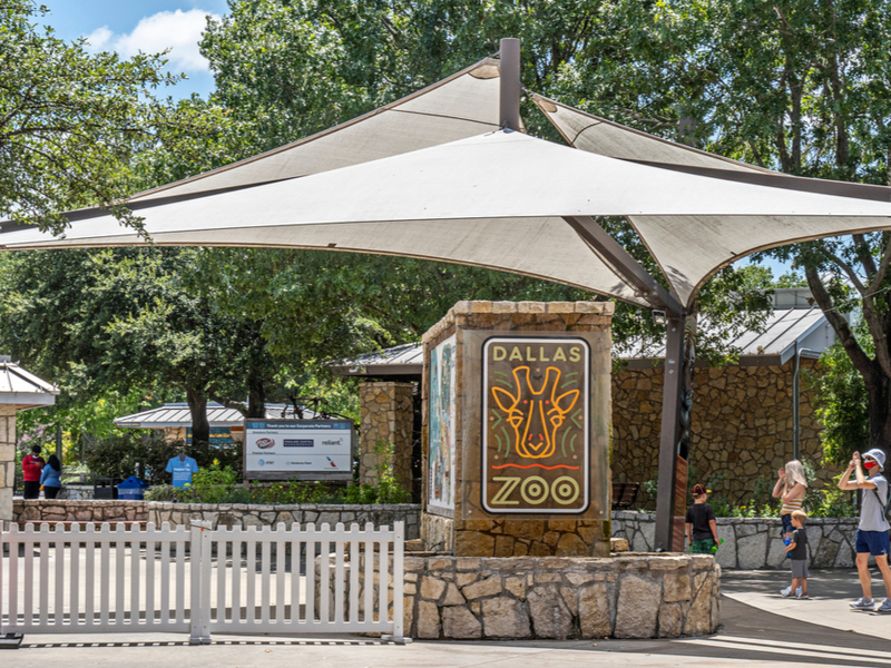 Entrance to one of the best zoos in the United States, the Dallas Zoo with a sign made up from a giraffe outline