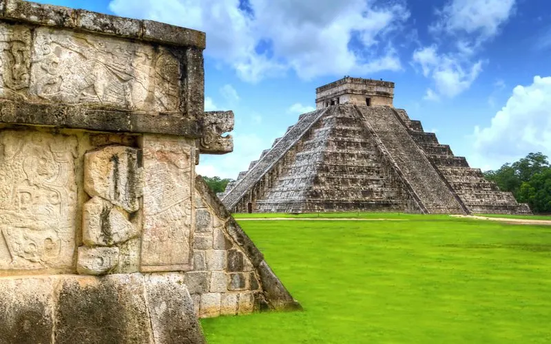 Photo of the Kukulkan pyramid in Chichen Itza in Mexico, one of the 7 wonders of the world