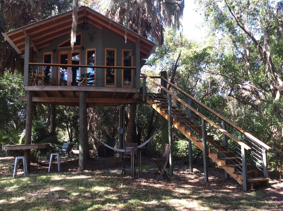 Treehouse in the woods, one of the best Orlando Florida Airbnbs