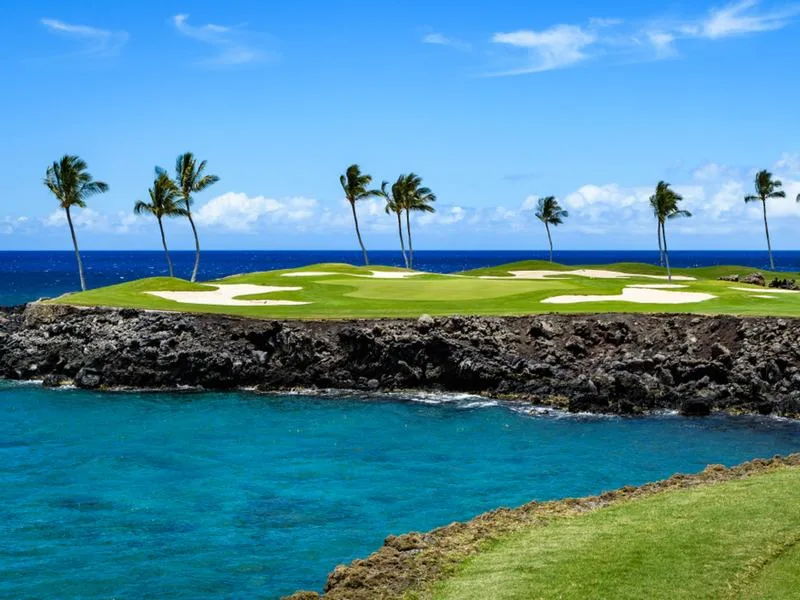 Golf course in Hawaii, one of the coolest things to do while there