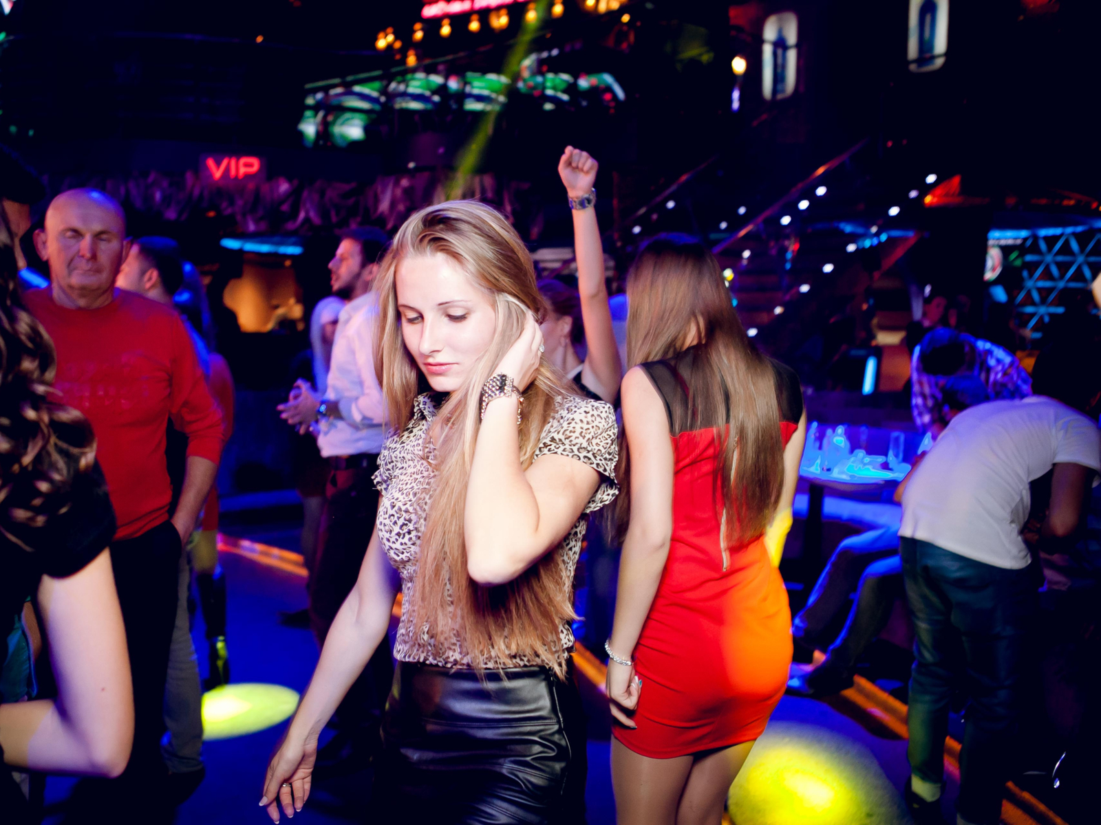 Hot Ukranian woman at a club, one of the best must-do things in Santorini