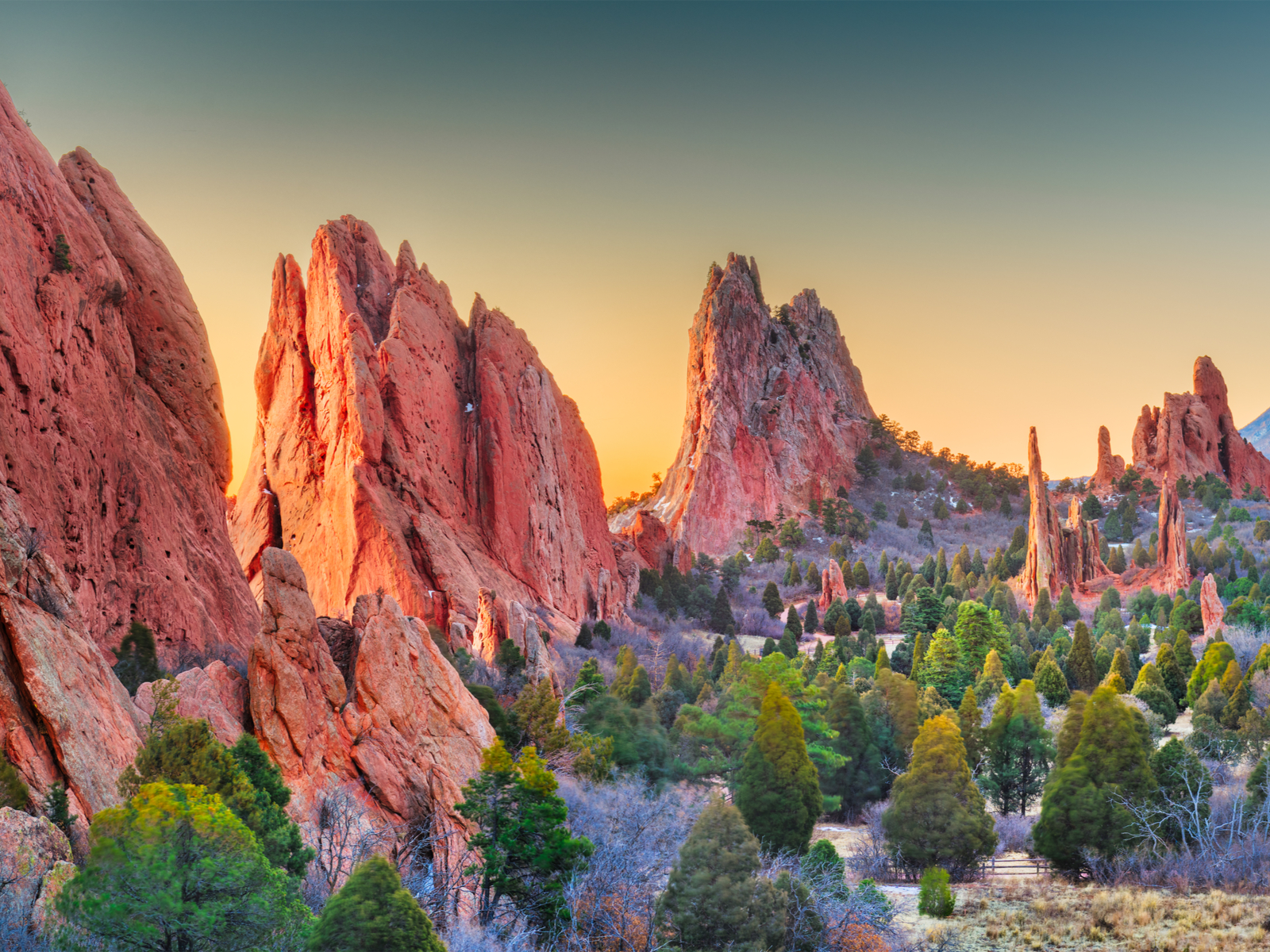 Garden of the gods featured image for a piece on the best things to do in colorado springs