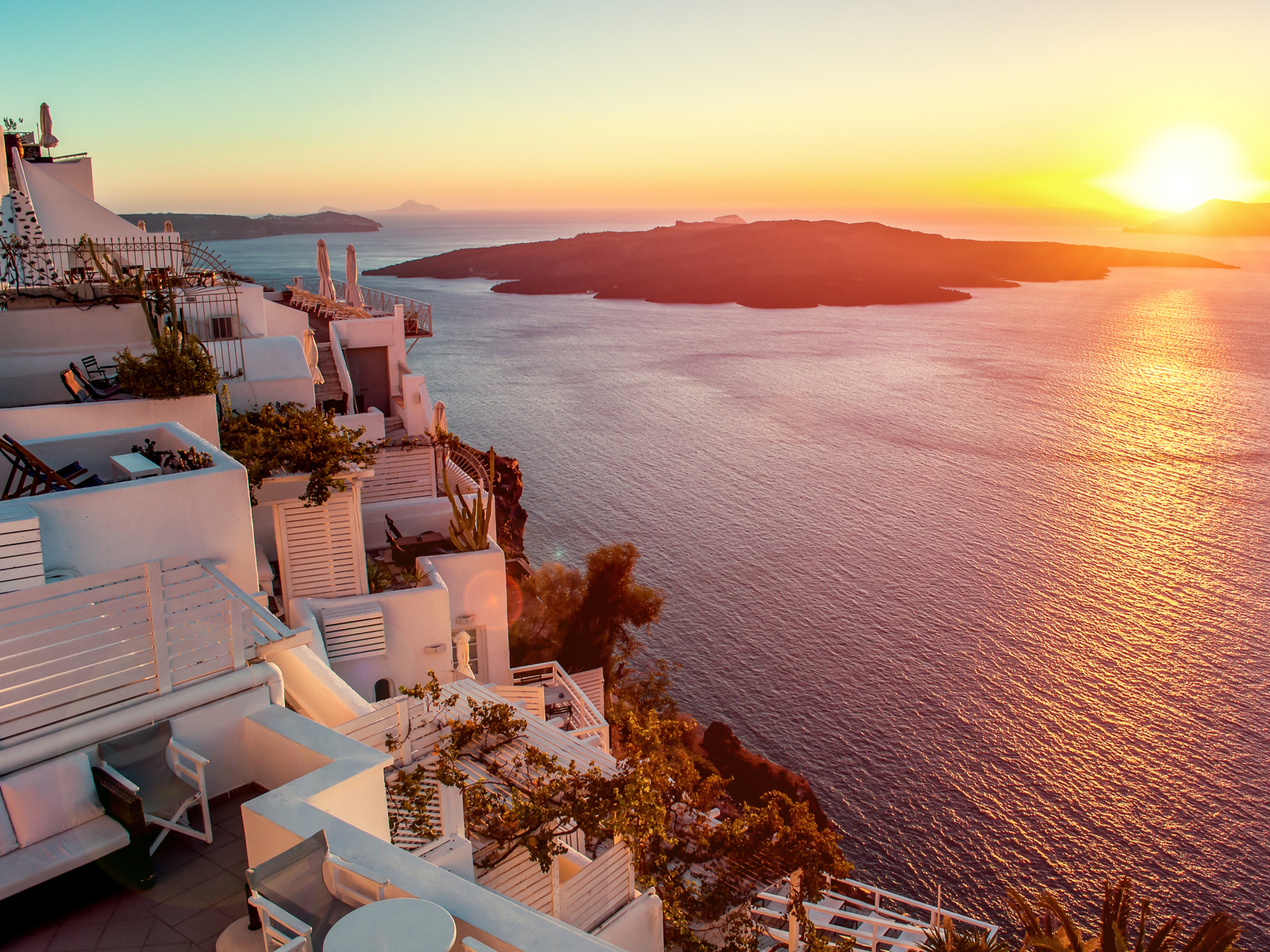 Insanely beautiful sunset on Santorini, one of the best things to do there