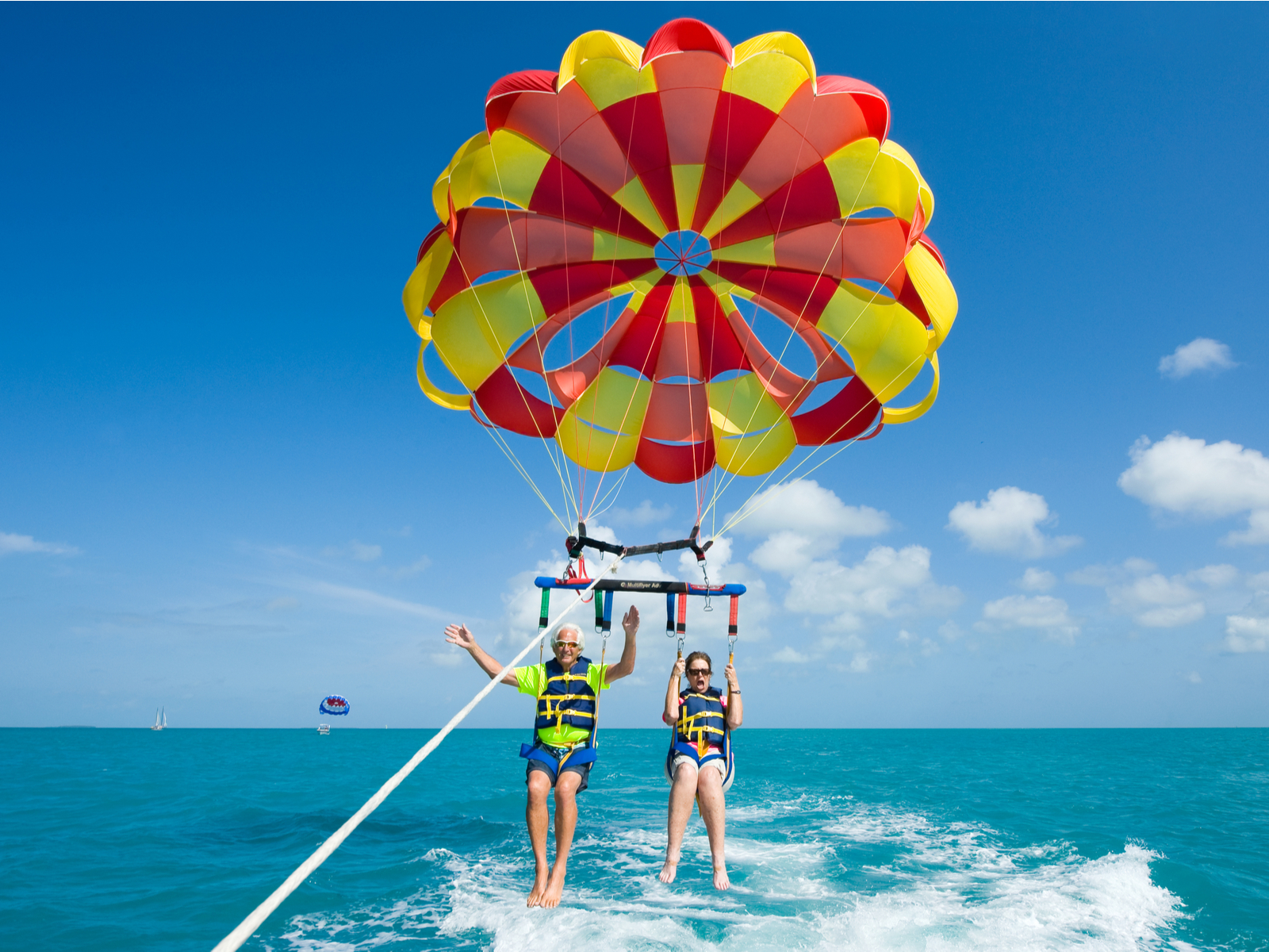 Couple parasailing in Florida during the best time to go, in the early summer