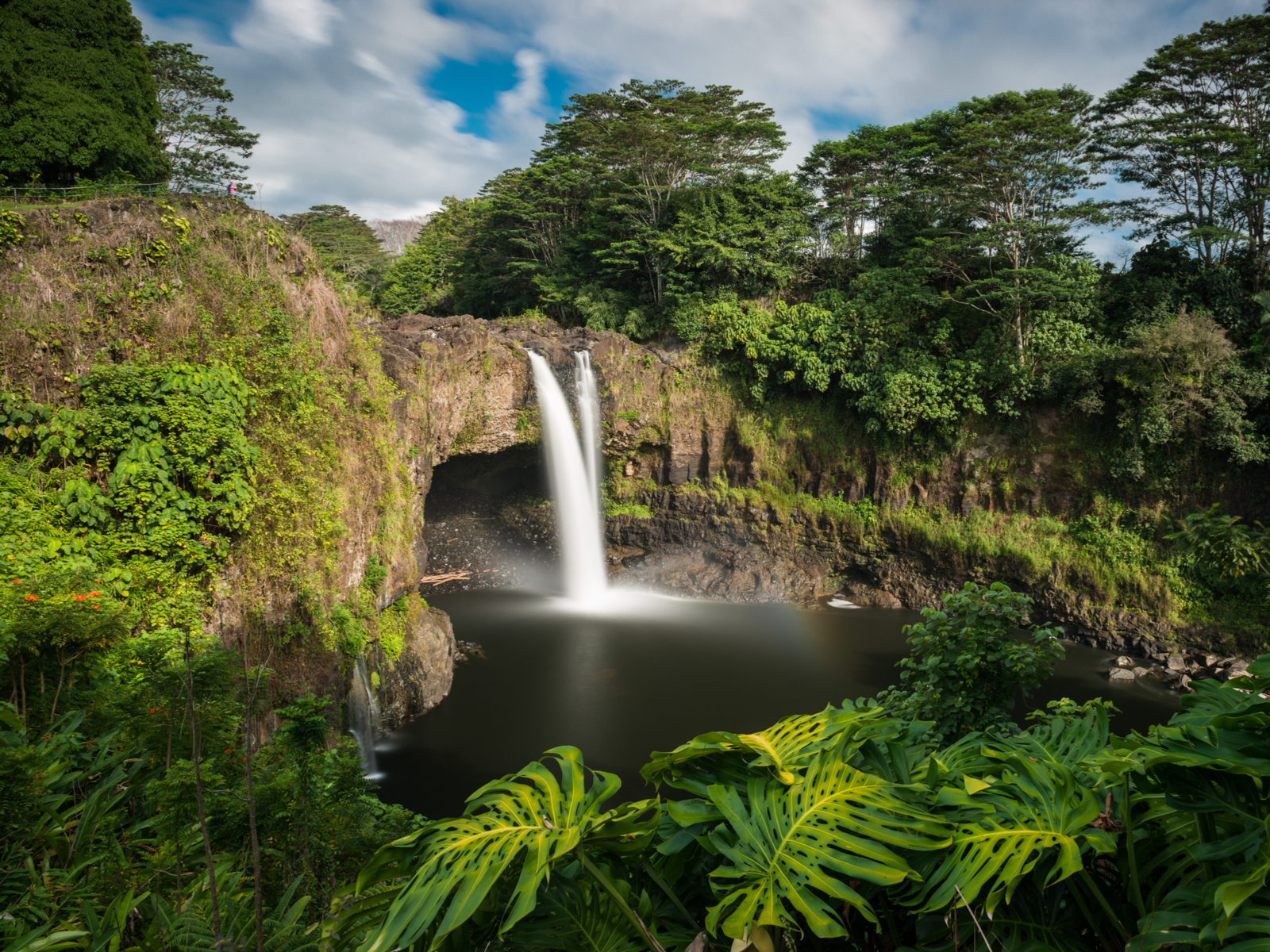 Included in a map of the Hawaiian Islands and what to do on each is the Rainbow Falls on the Big Island