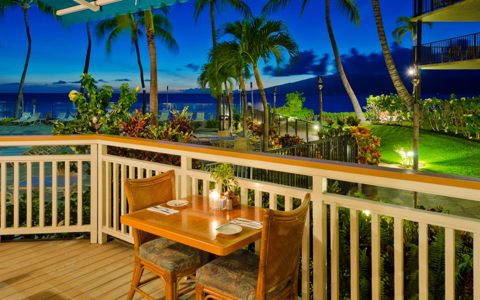 The 15 Best Restaurants in Hawaii (Our Picks for 2024)