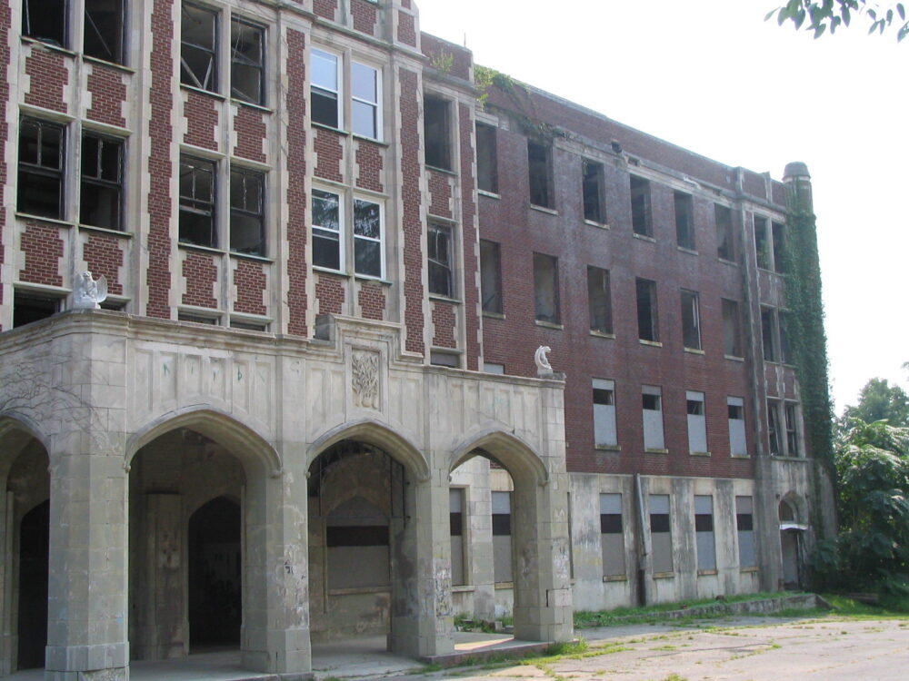 Front of the old abandoned Waverly Hills Sanatorium, one of the best things to do in Kentucky for paranormal enthusiast, with window frames without glass panes