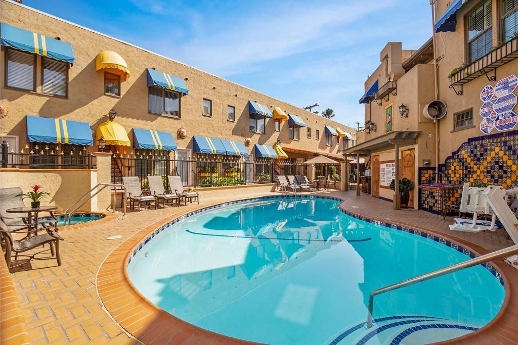 Pool area at the El Cordova Coronado, one of the best hotels in San Diego