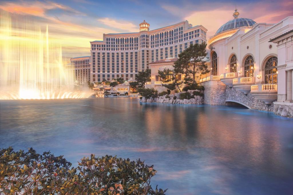 Exterior lagoon of the Bellagio, one of the best hotels in Vegas