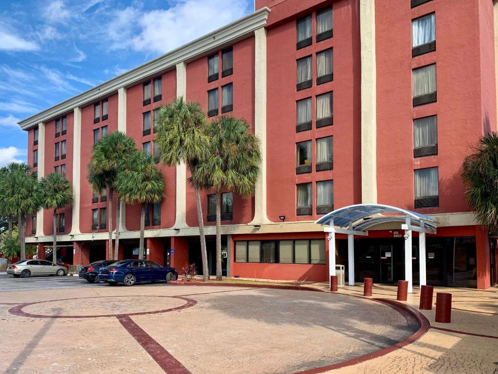 Exterior shot of the Onyx, one of the best budget hotels in Miami