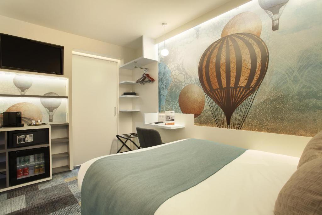 Single bed room with a mural in the Hotel Apolonia Paris Mouffetard