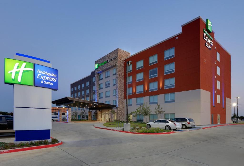 One of the best hotels in Dallas, the Holiday Inn Express pictured from the outside