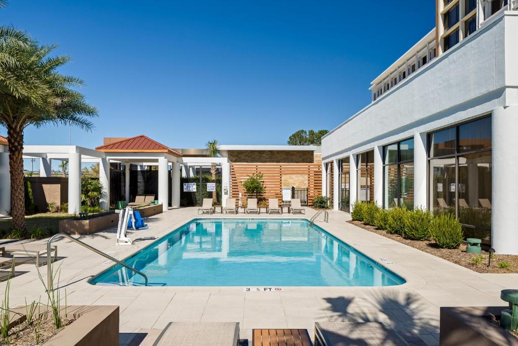 Photo of the exterior pool area at the North Charleston Marriott, one of the best hotels in Charleston SC