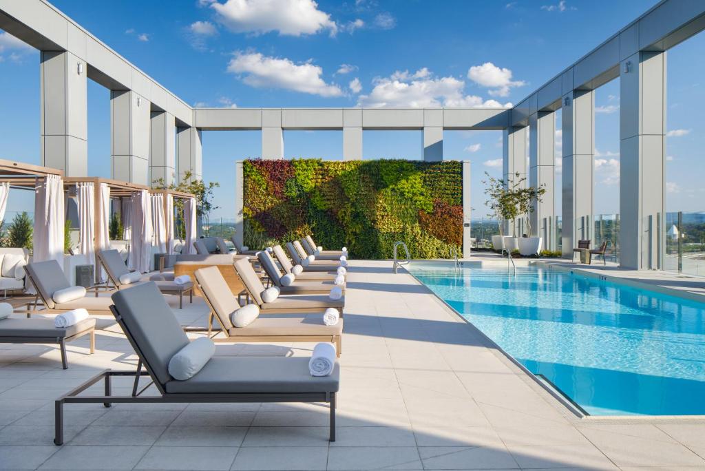 Rooftop pool at one of Nashville's best hotels, the The Joseph, a Luxury Collection Hotel
