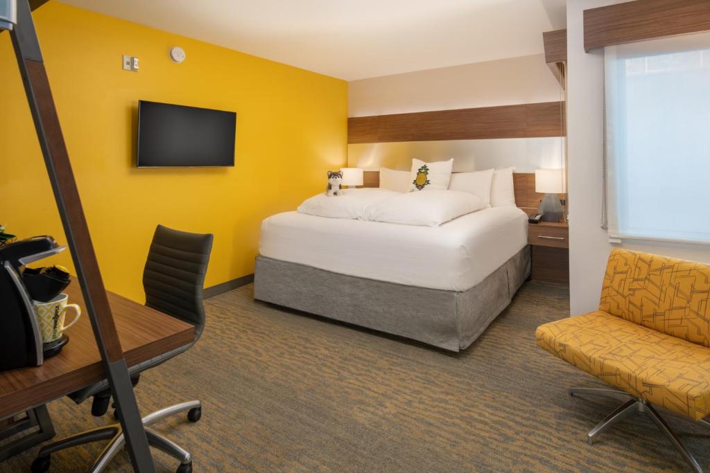 Room at Staypineapple, Hotel Z, Gaslamp San Diego, one of the best San Diego Hotels