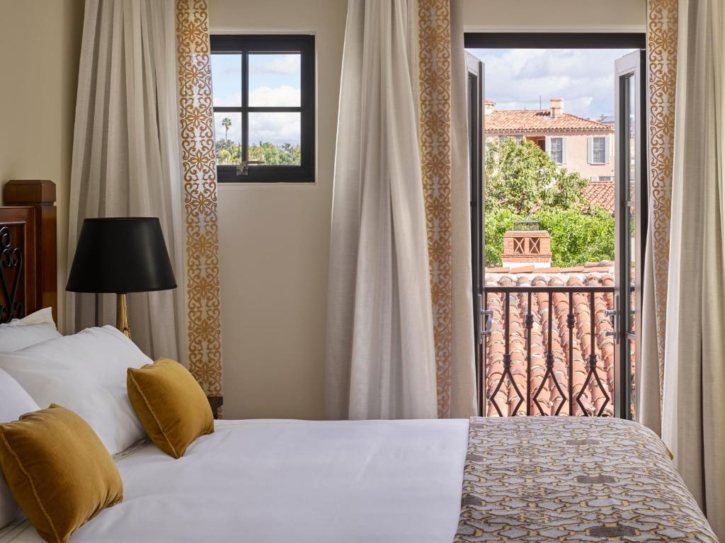 Room at one of the best hotels in Los Angeles, the Plaza la Reina