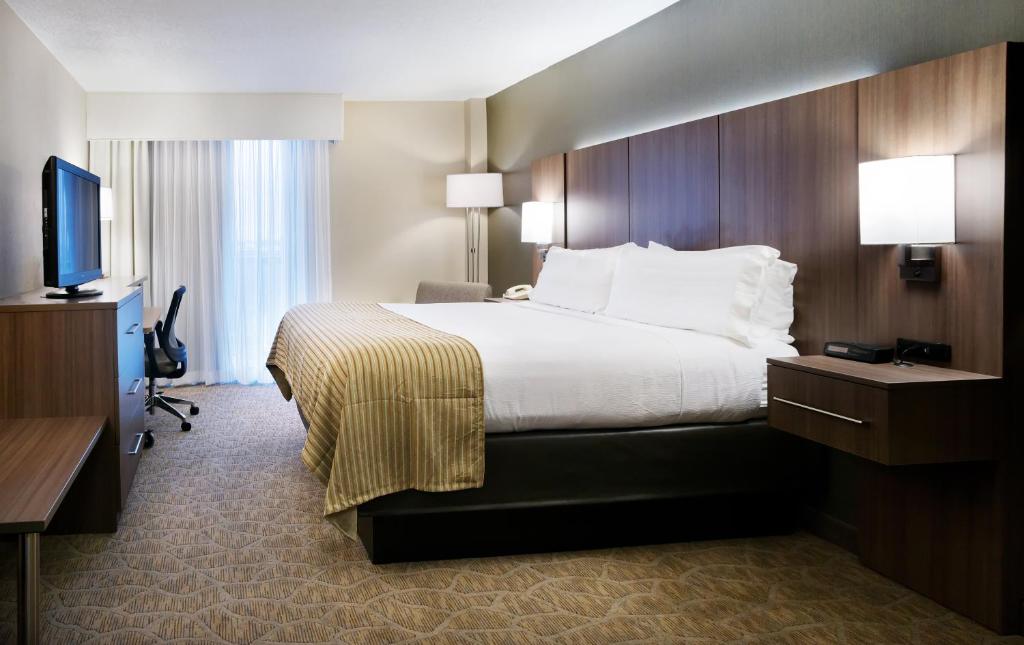 Room at the Holiday Inn Nashville Vanderbilt, one of Nashville's best hotels