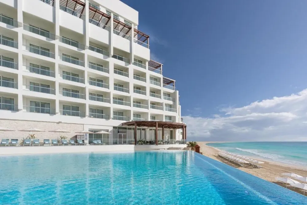 Sun Palace, one of the best all-inclusive resorts in Cancun, pictured overlooking the ocean from the infinity pool