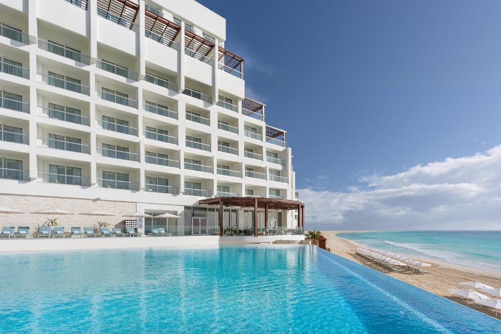 Sun Palace, one of the best all-inclusive resorts in Cancun, pictured overlooking the ocean from the infinity pool