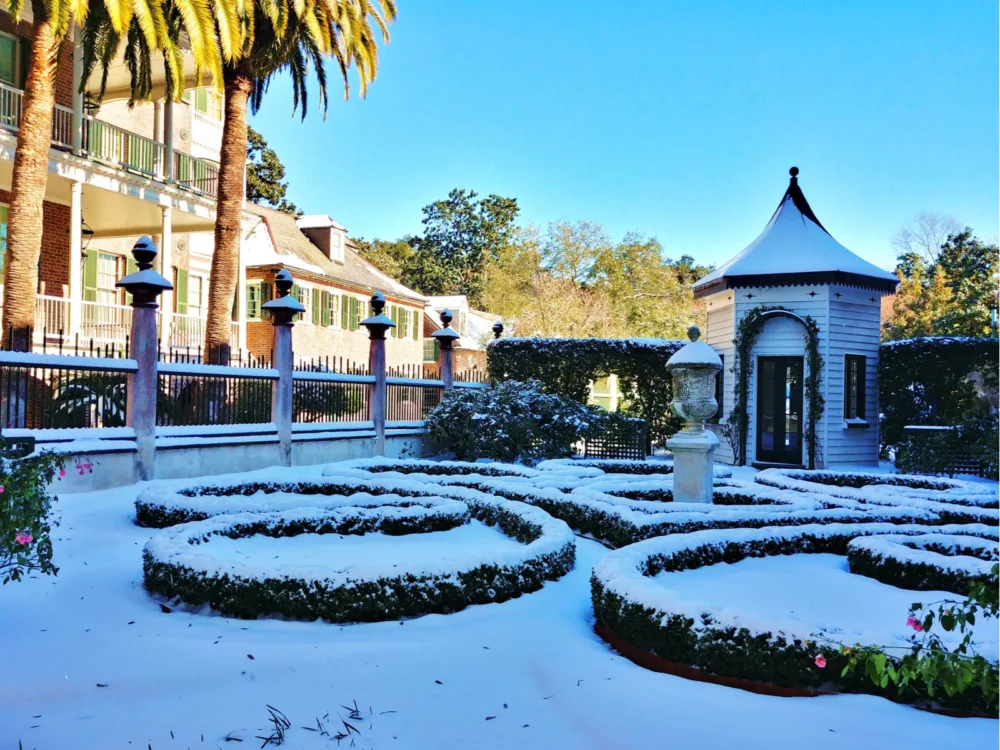 Image of a park with snow during the cheapest time to visit Charleston SC