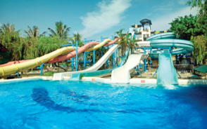 Image of a bunch of water slides at one of the best water parks in the USA