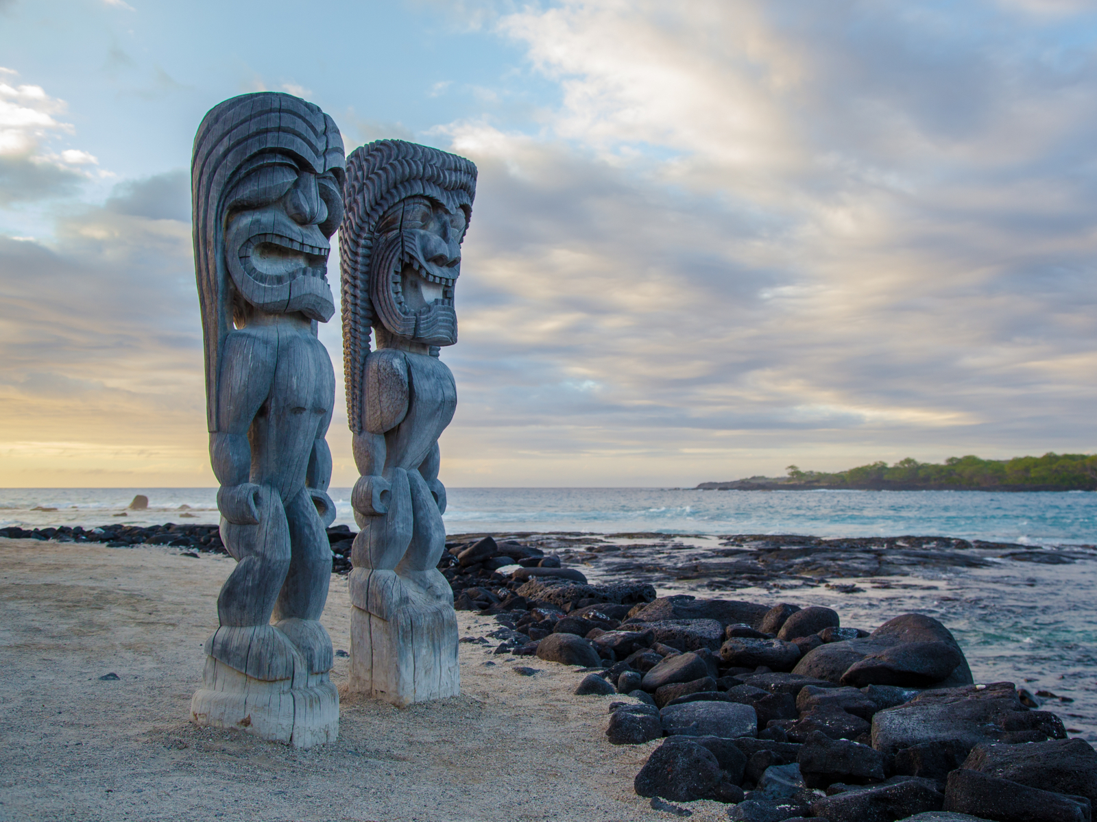 Cool tiki heads at the Honaunau National Historical park during the best time to go to the Bib Island