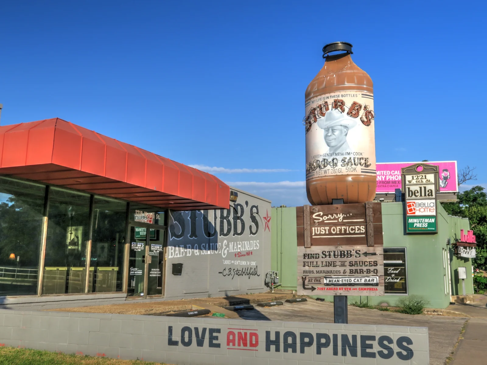 Exterior view of one of the best attractions in Austin, Stubb's BBQ