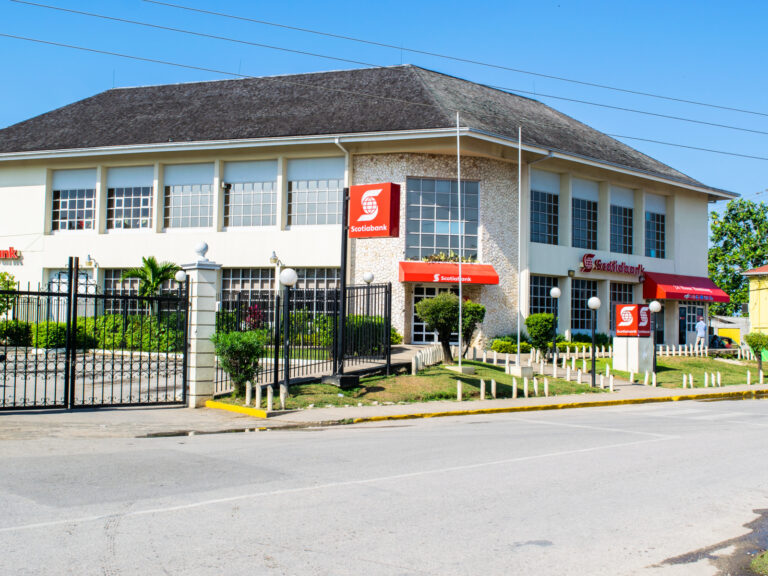 Is Jamaica Safe to Visit in 2022? Safety Guide Travellers 🧳