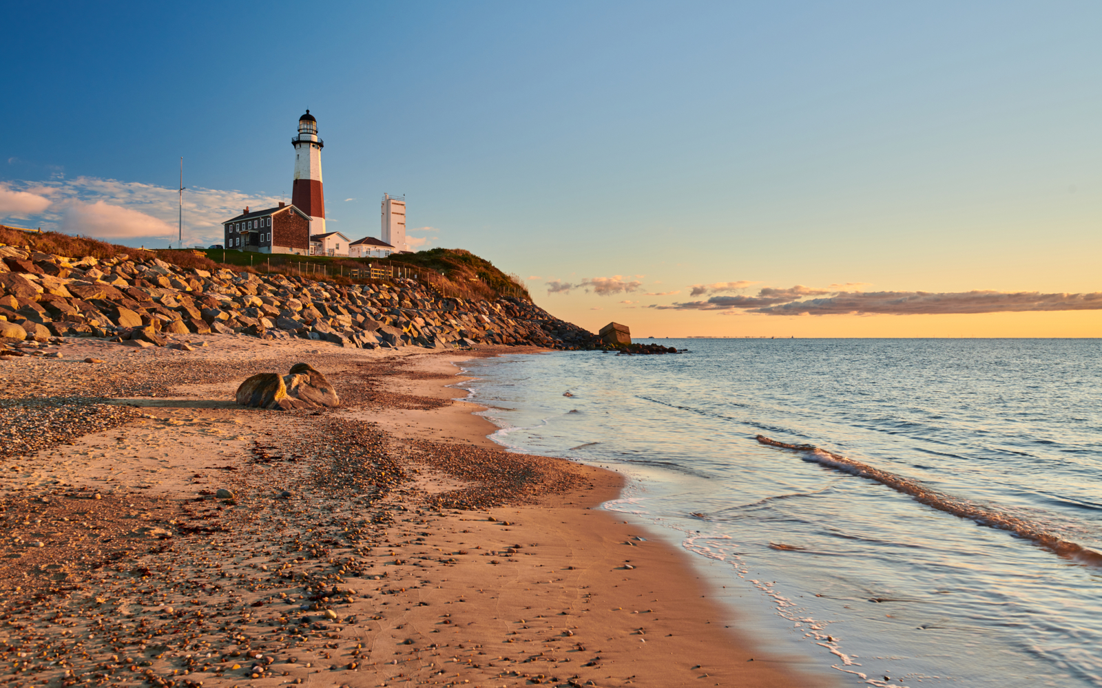 Image of a lighthouse at Montauk beach, one of the best places to stay in The Hamptons