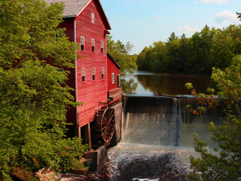Photo of a red barn in the Dells, a top Wisconsin attraction