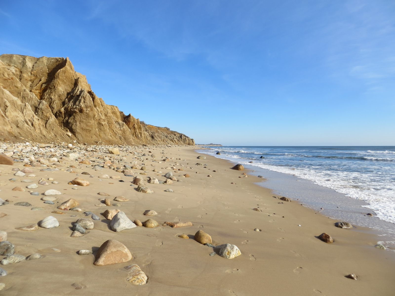 Cliffs and beach in Montauk, one of the best places to stay in the Hamptons