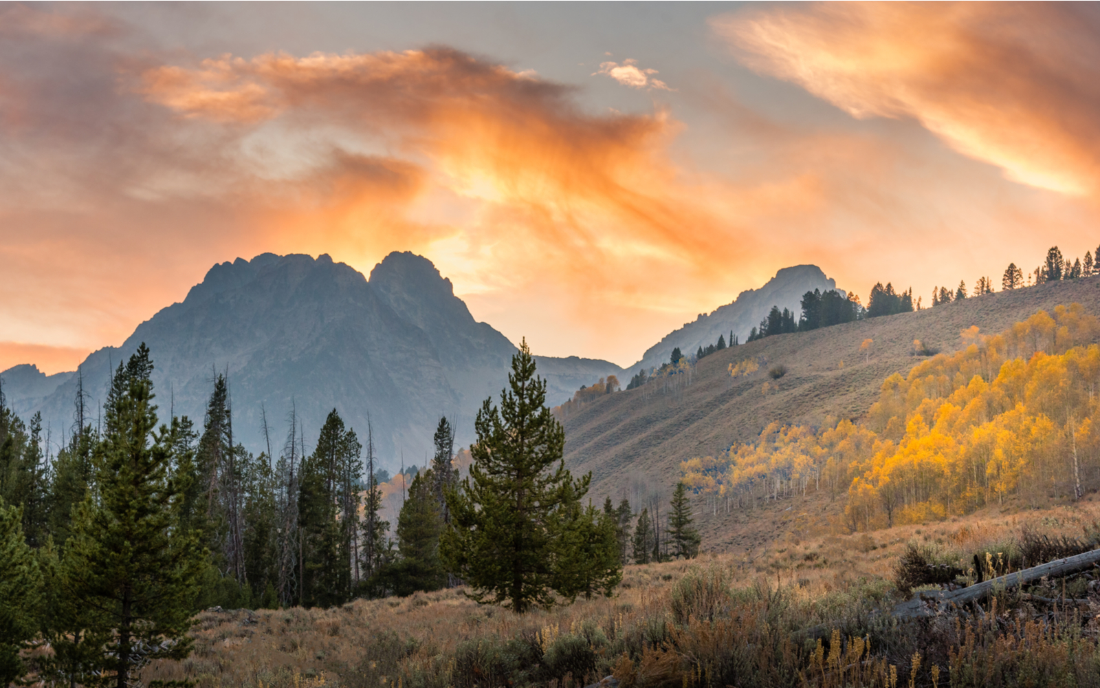 Dusk view of the Sawtooth Mountain ridge, one of the best things to see in Idaho, in Autumn
