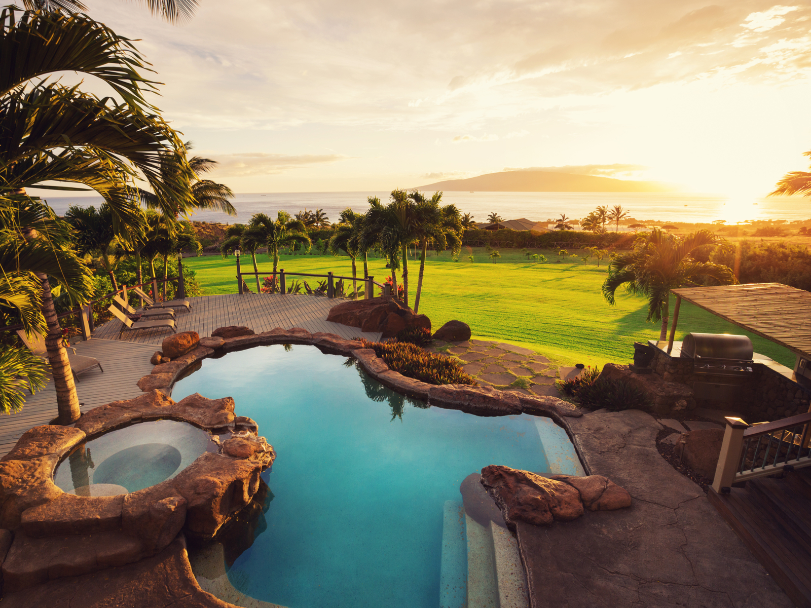 Gorgeous Hawaiian Airbnb overlooking a golf course on Maui