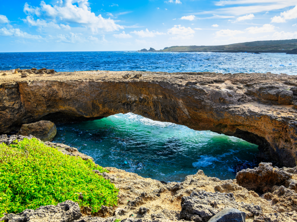 Natural view of one of the best things to see in Aruba, the natural bridge