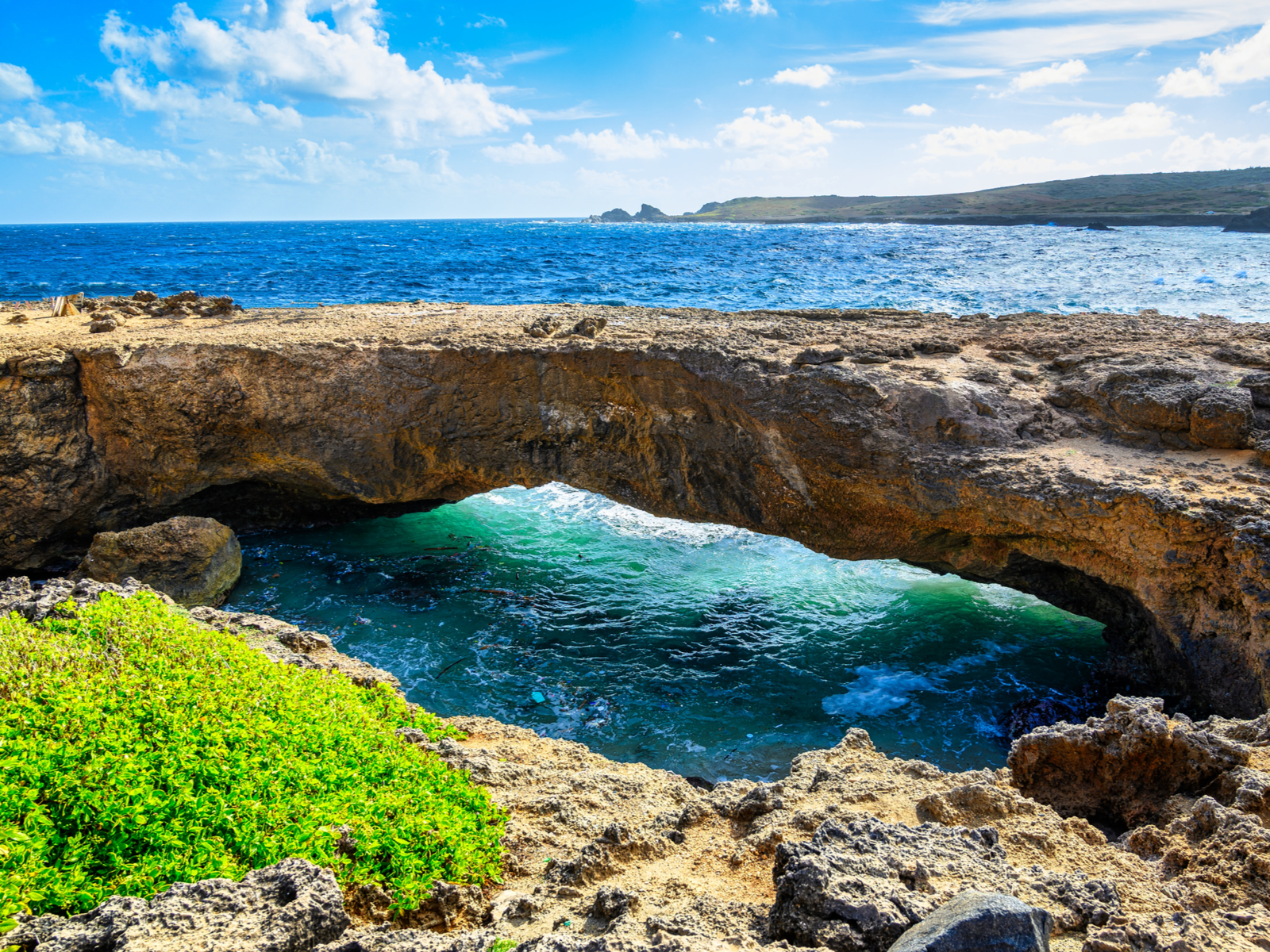 Natural view of one of the best things to see in Aruba, the natural bridge