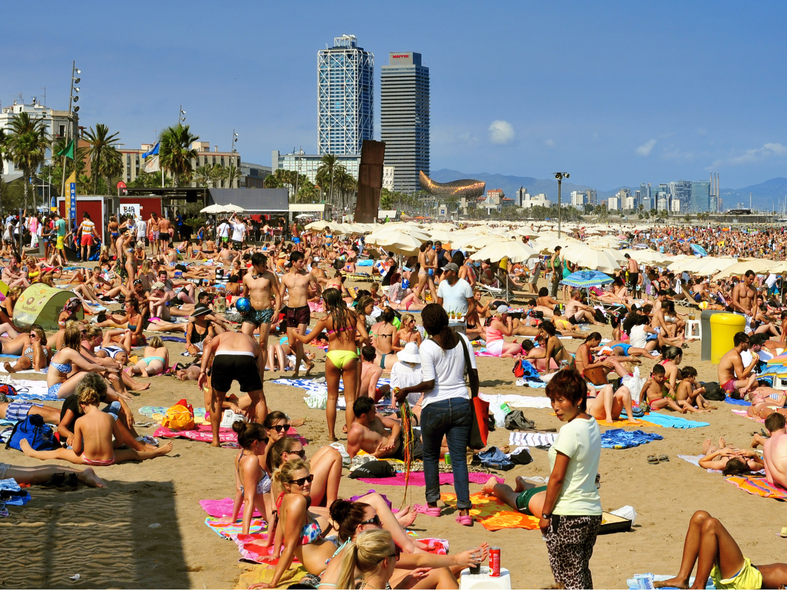 Super busy beach in La Barcoloneta during the worst time to visit Barcelona