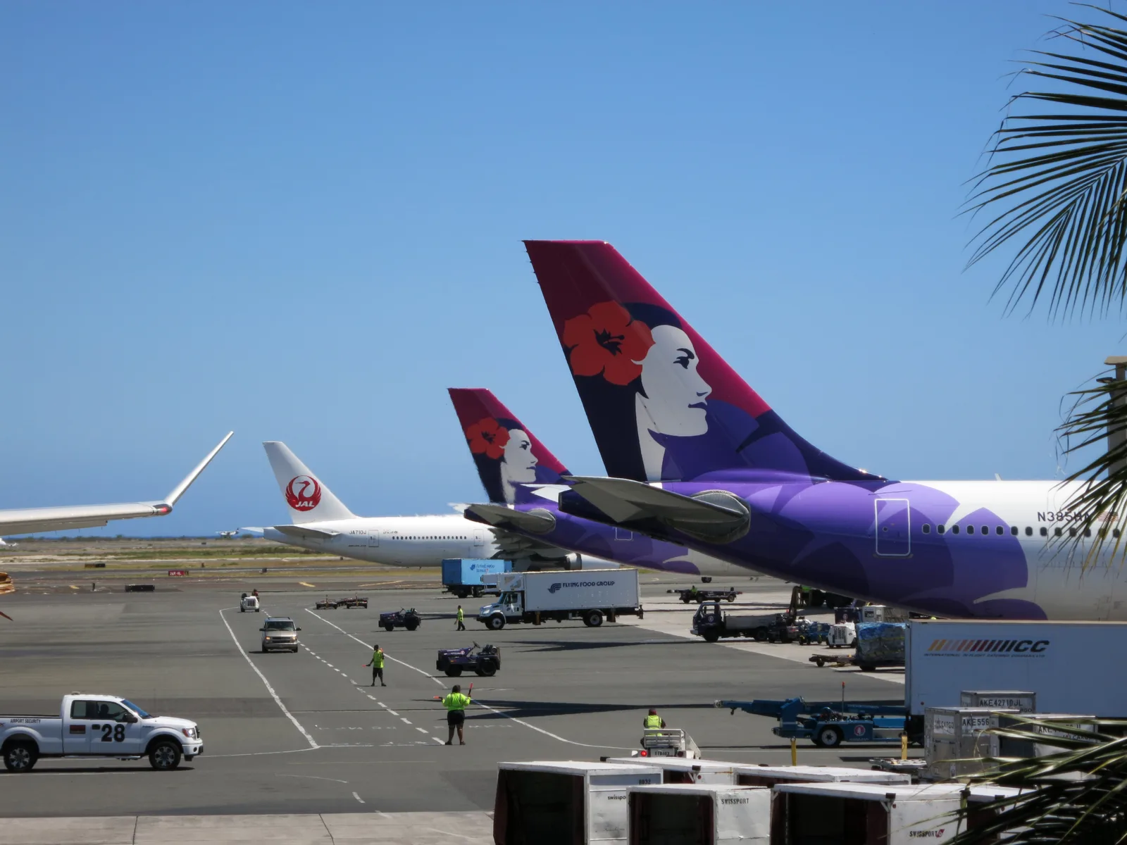 Hawaiian Airlines planes on Oahu, one of the best Hawaiian Islands