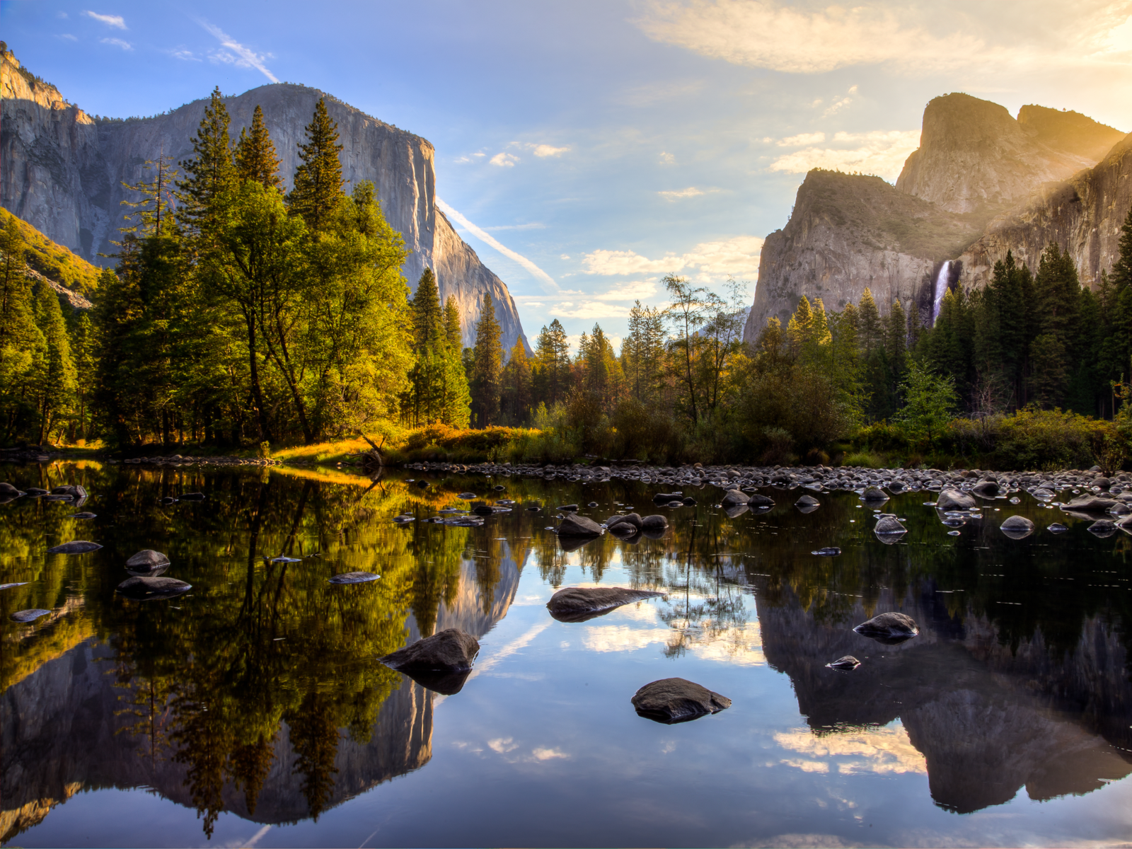 A Valley pictured in Summer, the best time to visit Yosemite National Park