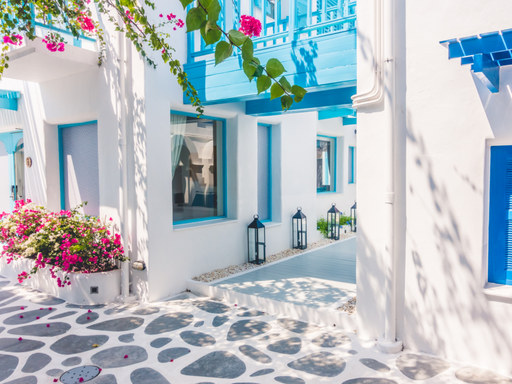 Best Time to Visit Santorini | When to Go & Travel Tips | Travellers 🧳