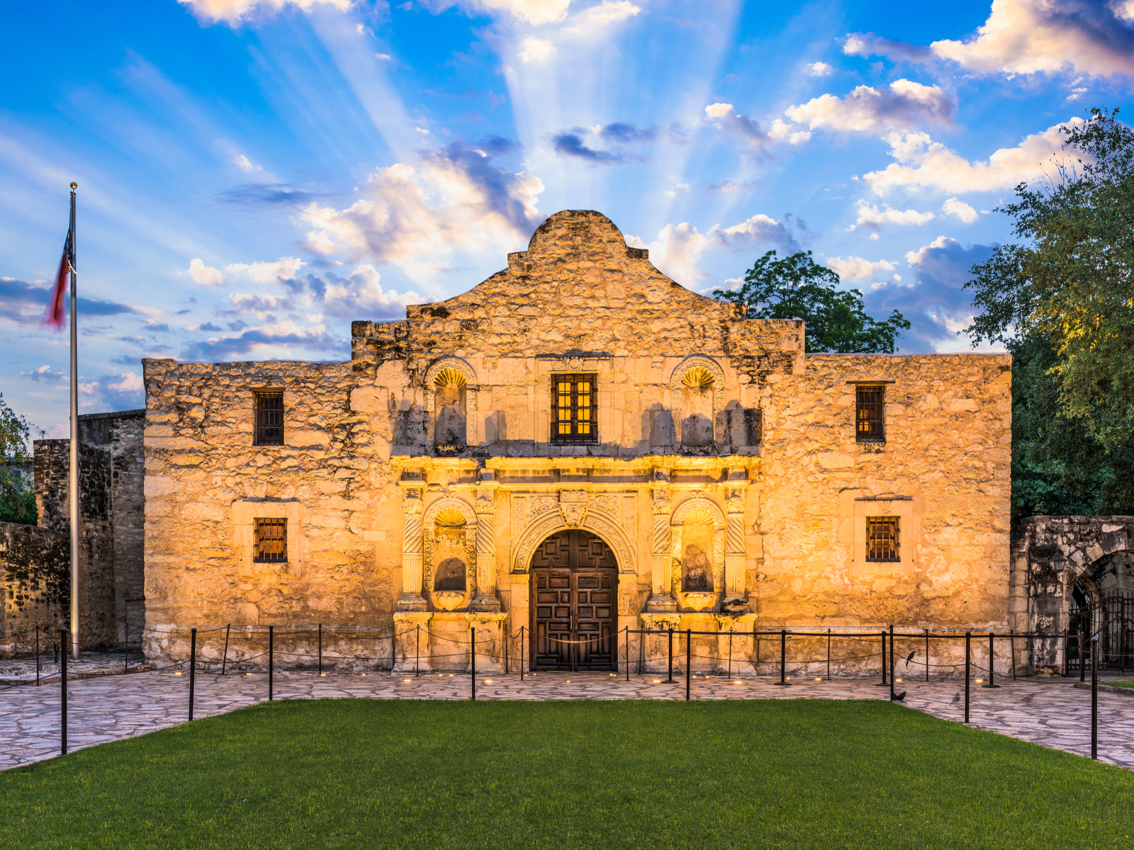 Outside view of the front of the Alamo, one of the best American Landmarks