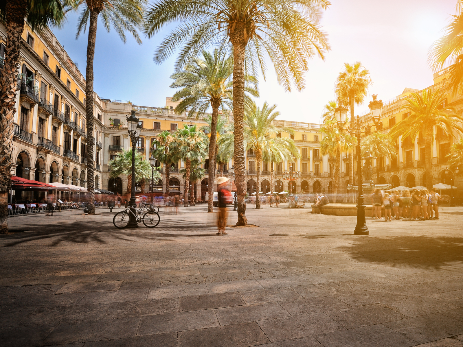 Image of the Paza Reaal on a summer day, the overall best time to visit Barcelona
