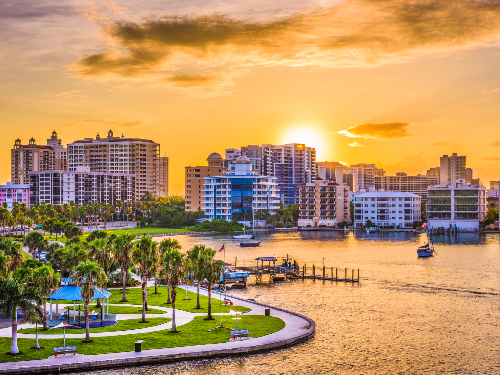 Dawn view of the skyline on Sarasota, one of the best places to visit in Florida