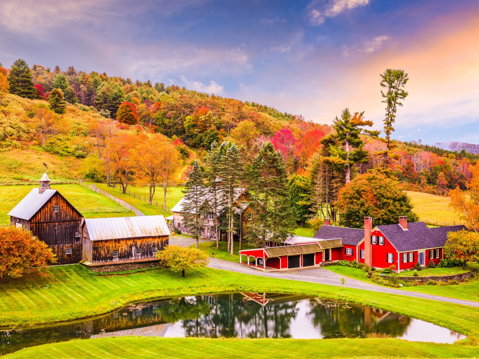 Gorgeous Autumn view of one of the best places to visit in Vermont