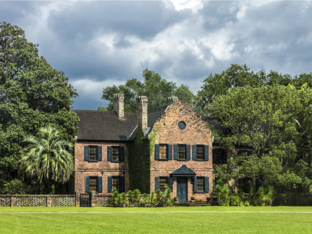 The old gentlemen's quarter built in 1755 in front of a green lawn at Middleton Place is one of the best South Carolina attractions
