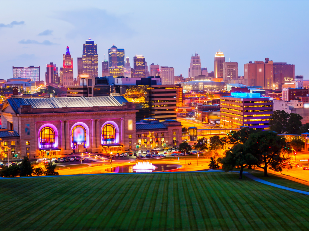 The vibrant cityscape of Kansas City and its skyline on dusk, one of the best things to see in Kansas