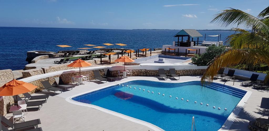 Pool at the Samsara Cliff Resort & Spa, one of the best all-inclusive Jamaican resorts