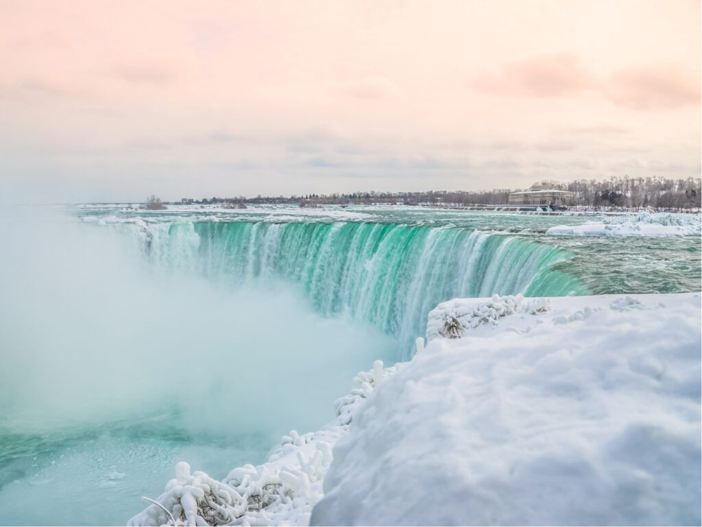 The Best Time to Visit Niagara Falls in 2022 | Travellers 🧳