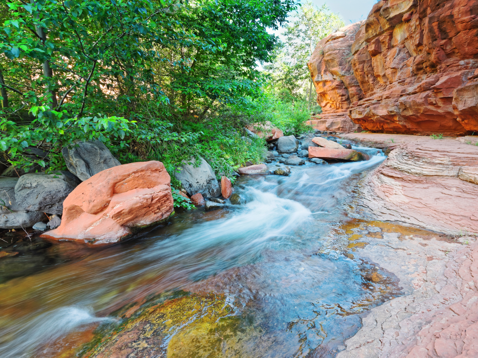 Rushing waters at Slide Rock State Park during the best time to visit Sedona