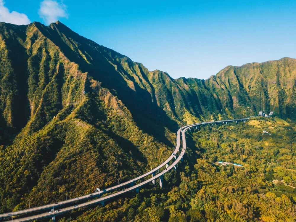 Green cliffs and mountains on the island of Oahu, Hawaii, with the famous Haiku stairs in the background