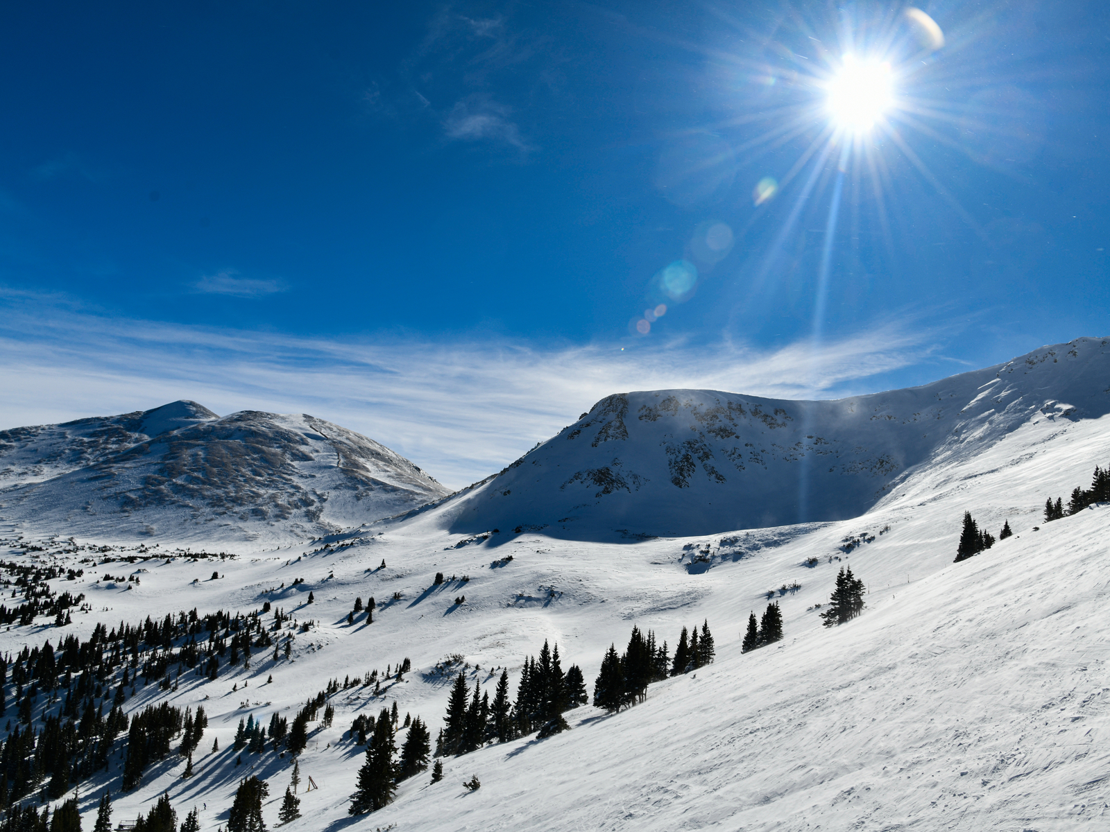Snow on mountains during the extreme winter during the worst time to visit Rocky Mountain National Park